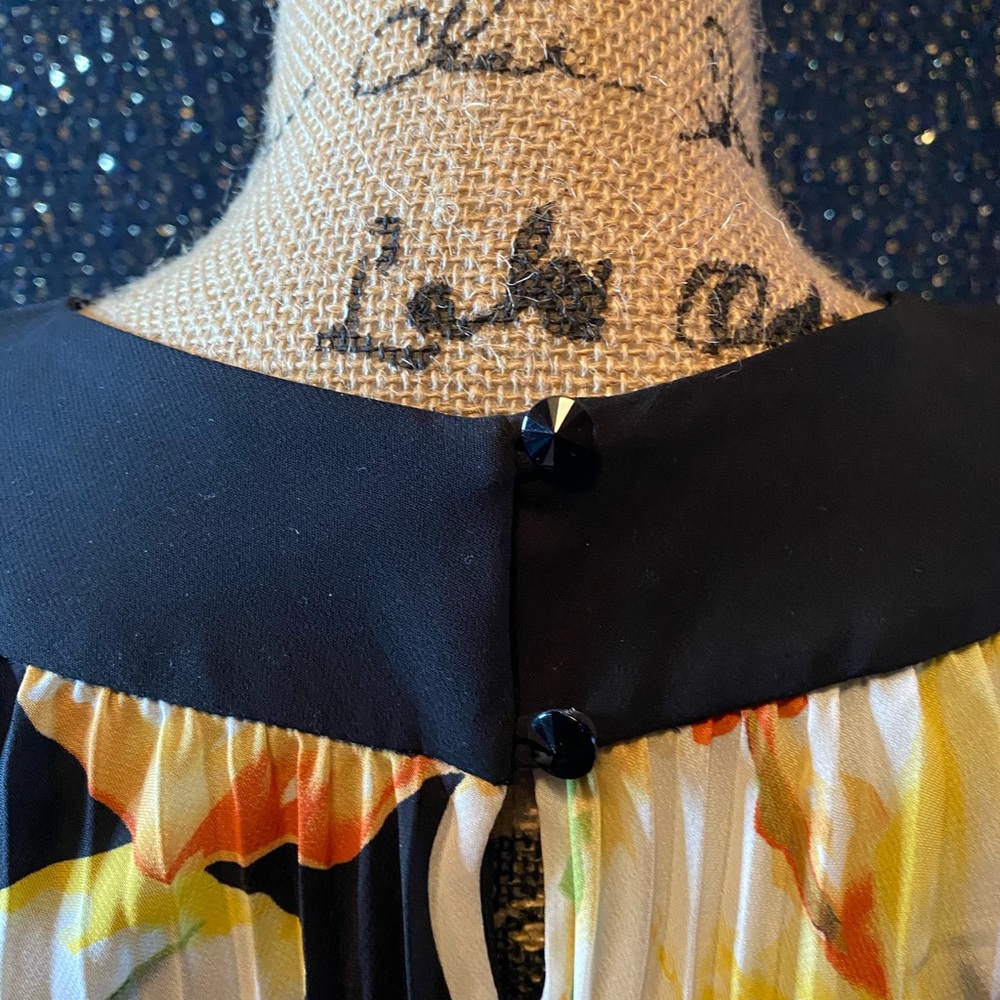 šFLORAL PLEATED HALTER MIDI SHIFT DRESSš - Picture 5 of 11